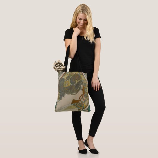 Primrose van Alphonse Mucha (1899) Tote Bag (Op model)