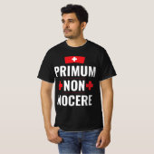 primum non nocere Latin Nurse Doctor quote gift T-shirt (Voorkant volledig)