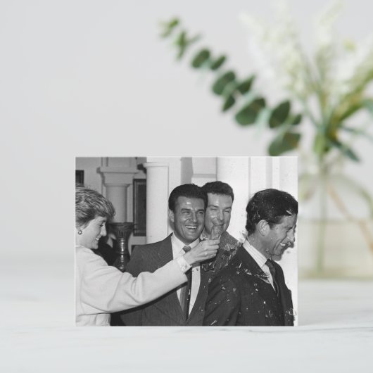 Princess Diana Prince Charles prop fles grappig Briefkaart (Staand voorkant)