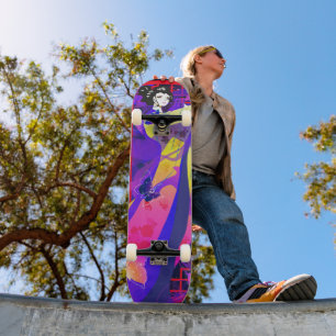 Princess speelt met vlinder. persoonlijk skateboard