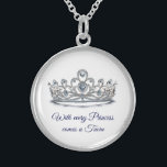 Princess Tiara Sterling Zilver Ketting<br><div class="desc">Dit charmante, sterling zilveren ketting wordt getoond in een sprankelende kristallen tiara met blauwgekleurde tekst. Middelgrote afmeting weergegeven. Pas dit object aan en wijzig de foto en voorbeeldtekst met de jouwe als je het leuk vindt of als je het koopt zoals het wordt getoond. Aanpassen met deze sjabloon. Afbeelding met...</div>