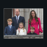 Prins en Prinses van Wales met hun kinderen Briefkaart<br><div class="desc">Prins William en Prinses Catherine van Wales,  met hun kinderen (van links) Prins George,  Prinses Charlotte en Prins Louis op het balkon van Buckingham Palace,  Londen,  5 juni 2022 op het moment dat ze hertog en hertogin van Cambridge waren).</div>