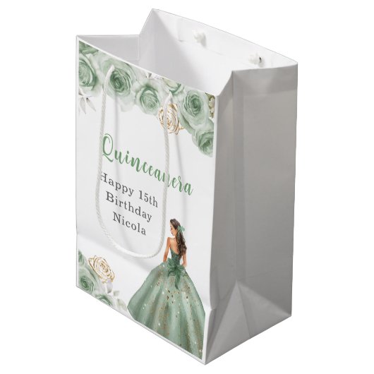 Prinses in een wijze groene jurk Quinceanera Medium Cadeauzakje (Voorkant Gekanteld)
