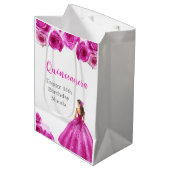 Prinses in hete roze jurk Quinceanera Medium Cadeauzakje (Voorkant Gekanteld)