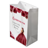 Prinses in rode jurk Quinceanera Medium Cadeauzakje (Achterkant Gekanteld)