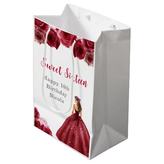 Prinses in rode jurk Sweet Sixteen Birthday Medium Cadeauzakje (Voorkant Gekanteld)