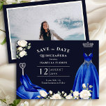 Prinses Jurk en witte rozen Royal Blue Foto Save The Date<br><div class="desc">Elegante blauwe quinceanera Bewaar de Date uitnodiging met aangepaste foto, koningsblauwe prinsessenjurk en witte rozen. Het ontwerp is compleet met hoge hakschoenen, tiara en scepter en heeft een kleurenpalet van koningsblauw, middernachtblauw, zilver en romig wit. Chique en vrouwelijk mis kweepeer de datumkaart voor uw 15e verjaardag. Het coördineren van briefpapier...</div>