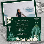 Prinses Jurk en witte rozen Smaragd Groene Foto Save The Date<br><div class="desc">Elegante smaragdgroene quinceanera Bewaar de Date uitnodiging met aangepaste foto, groene prinsessenjurk en witte rozen. Het ontwerp is compleet met hoge hakschoenen, tiara en scepter en heeft een kleurenpalet van smaragdgroen, donkerbosgroen, zilver en romig wit. Chique en vrouwelijk mis kweepeer de datumkaart voor uw 15e verjaardag. Het coördineren van briefpapier...</div>