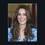 Prinses Kate hemelsblauw gestileerd Briefkaart<br><div class="desc">Catherine,  prinses van Wales,  draagt een hemelsblauw jurkje met zwarte en witte stippen</div>