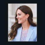 Prinses Kate poeder blauw gestileerd Briefkaart<br><div class="desc">Catherine,  prinses van Wales,  draagt een poederblauwe jas en een sinaasappel & blauw geprinte jurk</div>