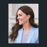 Prinses Kate poeder blauw gestileerd Briefkaart<br><div class="desc">Catherine, prinses van Wales, draagt een poederblauwe jas en een sinaasappel & blauw geprinte jurk</div>