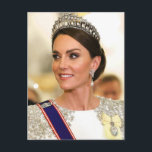Prinses Kate wit gestileerd Briefkaart<br><div class="desc">Catherine,  prinses van Wales met de Lover's Knot Tiara en een verfraaide witte cape jurk</div>