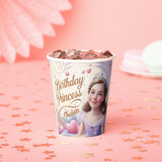 Prinses viert gelukkige verjaardag papieren bekers (Insitu)
