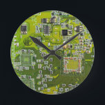 Printed Circuit Assembly PCB Green Circuit Board 2 Ronde Klok<br><div class="desc">PCB Circuit Board geschenken voor geeks of geschenken voor nerds. Hier is er een voor de Computer Nerd of Geeks in ons allemaal. Geek Out uw Nerd met deze Printed Circuit Assembly PCB Elektronische Circuit Board. Dit is een close-up afbeelding van een printplaat of printplaat.</div>