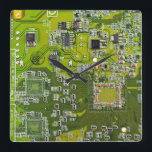 Printed Circuit Assembly PCB Green Circuit Board 2 Vierkante Klok<br><div class="desc">PCB Circuit Board geschenken voor geeks of geschenken voor nerds. Hier is er een voor de Computer Nerd of Geeks in ons allemaal. Geek Out uw Nerd met deze Printed Circuit Assembly PCB Elektronische Circuit Board. Dit is een close-up afbeelding van een printplaat of printplaat.</div>