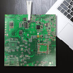 Printed Circuit Assembly PCB Green Circuit Board Glas Ornament<br><div class="desc">PCB Circuit Board geschenken voor geeks of geschenken voor nerds. Hier is er een voor de Computer Nerd of Geeks in ons allemaal. Geek Out uw Nerd met deze Printed Circuit Assembly PCB Elektronische Circuit Board. Dit is een close-up afbeelding van een printplaat of printplaat.</div>