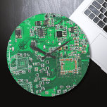 Printed Circuit Assembly PCB Green Circuit Board Grote Klok<br><div class="desc">PCB Circuit Board geschenken voor geeks of geschenken voor nerds. Hier is er een voor de Computer Nerd of Geeks in ons allemaal. Geek Out uw Nerd met deze Printed Circuit Assembly PCB Elektronische Circuit Board. Dit is een close-up afbeelding van een printplaat of printplaat.</div>