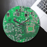 Printed Circuit Assembly PCB Green Circuit Board Ronde Klok<br><div class="desc">PCB Circuit Board geschenken voor geeks of geschenken voor nerds. Hier is er een voor de Computer Nerd of Geeks in ons allemaal. Geek Out uw Nerd met deze Printed Circuit Assembly PCB Elektronische Circuit Board. Dit is een close-up afbeelding van een printplaat of printplaat.</div>