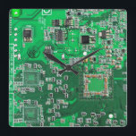 Printed Circuit Assembly PCB Green Circuit Board Vierkante Klok<br><div class="desc">PCB Circuit Board geschenken voor geeks of geschenken voor nerds. Hier is er een voor de Computer Nerd of Geeks in ons allemaal. Geek Out uw Nerd met deze Printed Circuit Assembly PCB Elektronische Circuit Board. Dit is een close-up afbeelding van een printplaat of printplaat.</div>