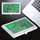 Printed Circuit Assembly PCB Green Circuit Board Visitekaarthouder<br><div class="desc">PCB Circuit Board geschenken voor geeks of geschenken voor nerds. Hier is er een voor de Computer Nerd of Geeks in ons allemaal. Geek Out uw Nerd met deze Printed Circuit Assembly PCB Elektronische Circuit Board. Dit is een close-up afbeelding van een printplaat of printplaat.</div>