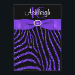 PRINTED RIBBON Zebra 16th Birthday Invitation Kaart<br><div class="desc">Voeg wat wilde glitz en glam toe aan uw Sweet 16 party, Quinceanera, of Bat Mitzvah met deze paarse, zwarte en witte FAUX glitter (PRINTED) zebra drukstriped zoete zestien verjaardagsuitnodiging met een PRINTED paars satin lint en een PRINTED diamant en juwelbroed erop. Als je objecten in dit ontwerp wilt aanpassen...</div>