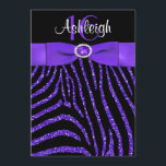 PRINTED RIBBON Zebra 16th Birthday Invitation Kaart<br><div class="desc">Voeg wat wilde glitz en glam toe aan uw Sweet 16 party, Quinceanera, of Bat Mitzvah met deze paarse, zwarte en witte FAUX glitter (PRINTED) zebra drukstriped zoete zestien verjaardagsuitnodiging met een PRINTED paars satin lint en een PRINTED diamant en juwelbroed erop. Als je objecten in dit ontwerp wilt aanpassen...</div>