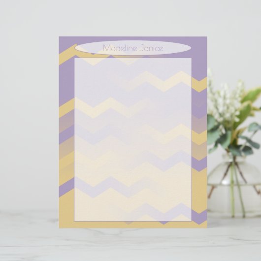 Printeraangepaste lavender en Gold Chevron Station Briefhoofd (Staand voorkant)