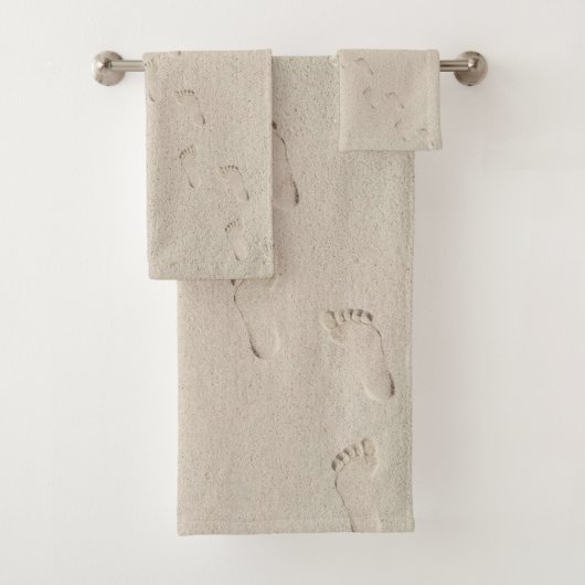 Prints op blote voeten in strandzand bad handdoek (Insitu)