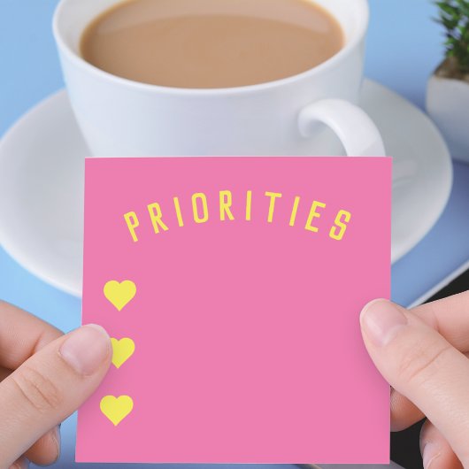 Prioriteiten Hot Pink en Yellow Notes met harten