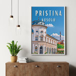 Pristina, het hart van Kosovo Poster<br><div class="desc">Pristina ligt dicht bij de Goljak-bergen en enkele kilometers ten noorden van de Šar-bergen en het meer van Badovac. Het ligt dicht bij twee steden,  Obiliq en Fushë Kosovë. Als gevolg van de verstedelijking is de verstedelijking nu uitgebreid tot de verstedelijking.</div>