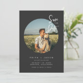 PRIYA Black Round Photo Save the Date Invitation Kaart (Staand voorkant)