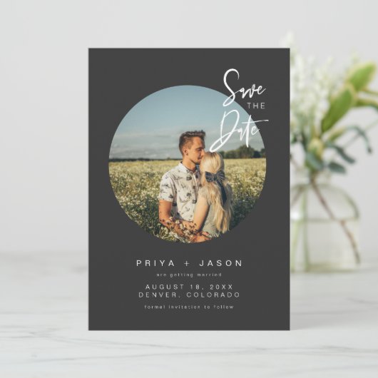 PRIYA Black Round Photo Save the Date Invitation Kaart (Staand voorkant)