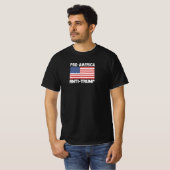 "PRO AMERIKA, ANTI TRUMP" B/W "TRUMP IS EEN TRAITO T-SHIRT (Voorkant volledig)