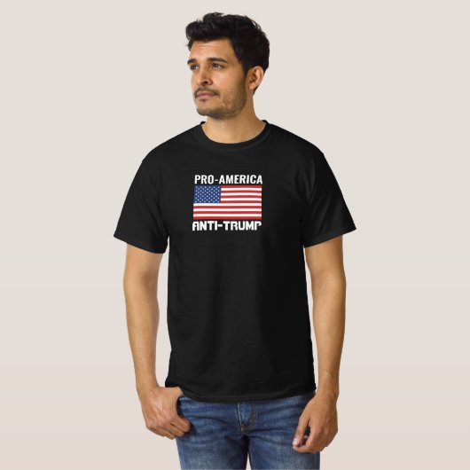 "PRO AMERIKA, ANTI TRUMP" B/W "TRUMP IS EEN TRAITO T-SHIRT (Voorkant volledig)