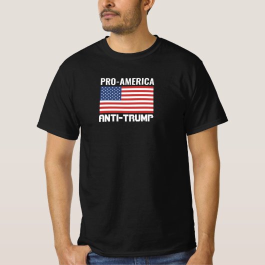 "PRO AMERIKA, ANTI TRUMP" B/W "TRUMP IS EEN TRAITO T-SHIRT (Voorkant)