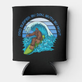 Pro By Day, Myth By Night Surfen Bigfoot Bier Blikjeskoeler (Voorkant)