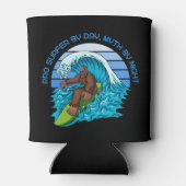 Pro By Day, Myth By Night Surfen Bigfoot Bier Blikjeskoeler (Achterkant)