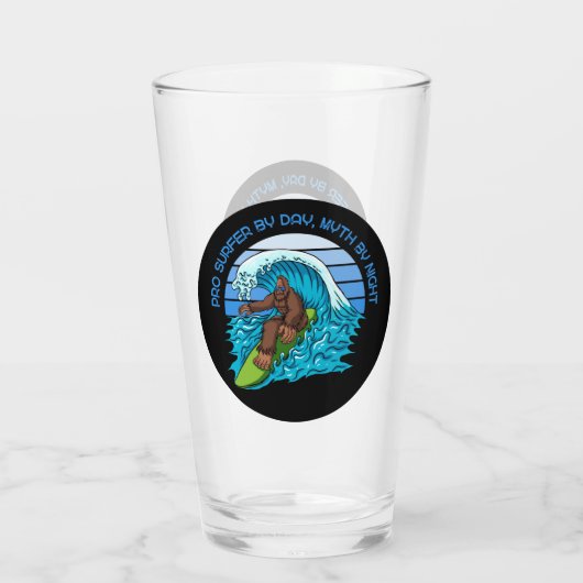 Pro By Day, Myth By Night Surfen Bigfoot Bier Glas (Achterkant)