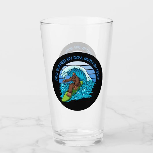 Pro By Day, Myth By Night Surfen Bigfoot Bier Glas (Voorkant)