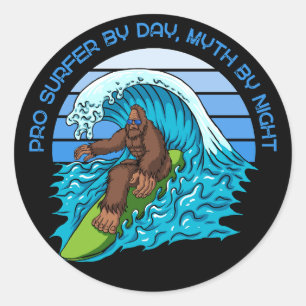 Pro by Day, Myth by Night Surfen Bigfoot Ronde Sticker
