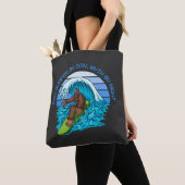 Pro By Day, Myth By Night Surfen Bigfoot Zwart Tote Bag (Dichtbij)