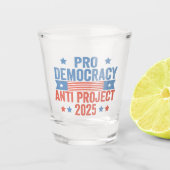 Pro Democracy Anti Project 2025 Republikein Trump Shot Glas (Voorkant)