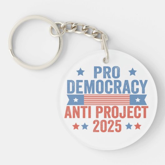 Pro Democracy Anti Project 2025 Republikein Trump Sleutelhanger (Voorkant)