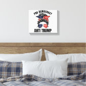 Pro Democracy - Anti Trump Messy Bun Amerikaanse v Canvas Afdruk (Insitu (Slaapkamer))