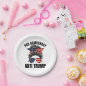 Pro Democracy - Anti Trump Messy Bun Amerikaanse v Papieren Bordje (Feest)