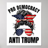 Pro Democracy - Anti Trump Messy Bun Amerikaanse v Poster (Voorkant)