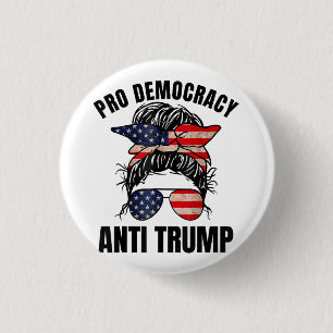 Pro Democracy - Anti Trump Messy Bun Amerikaanse v Ronde Button 3,2 Cm