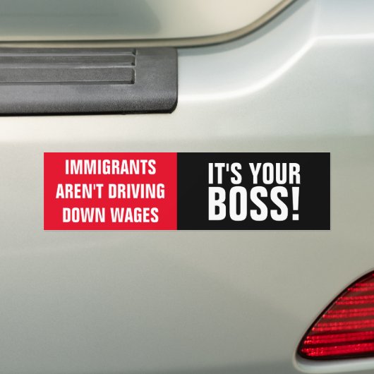 Pro-immigrant antikapitalist bumpersticker (Op auto)