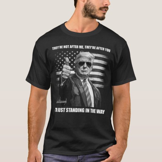 Pro President Trump "Ik sta gewoon in de weg" T-shirt (Voorkant)