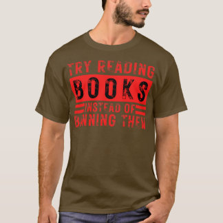Probeer boeken te lezen in plaats van ze te verbie t-shirt
